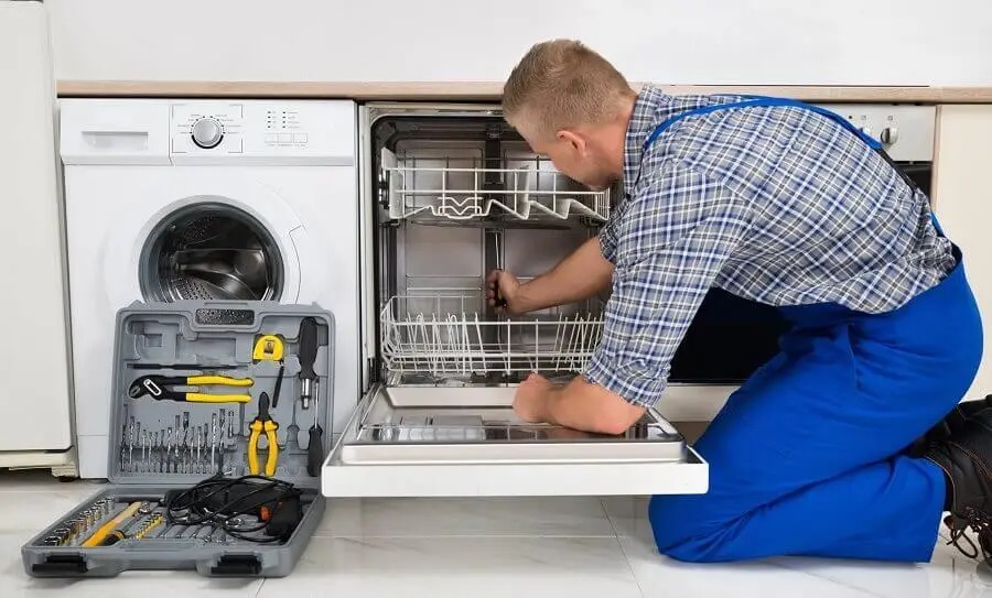 Akyazı Daikin servisi teknisyen ekibi beyaz eşya tamiri yaparken
